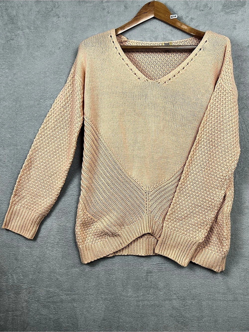 True Craft V-Neck Acrylic Sweater Size Medium